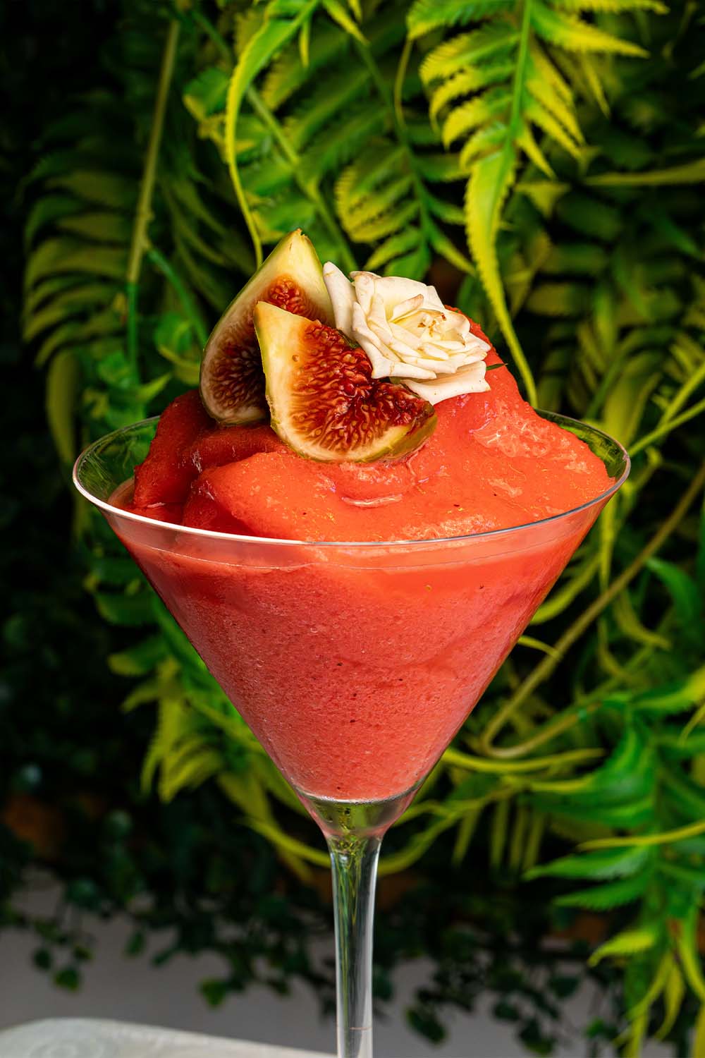 Cóctel frozen de sandía con higos y flor, coctelería de Arena Tropical